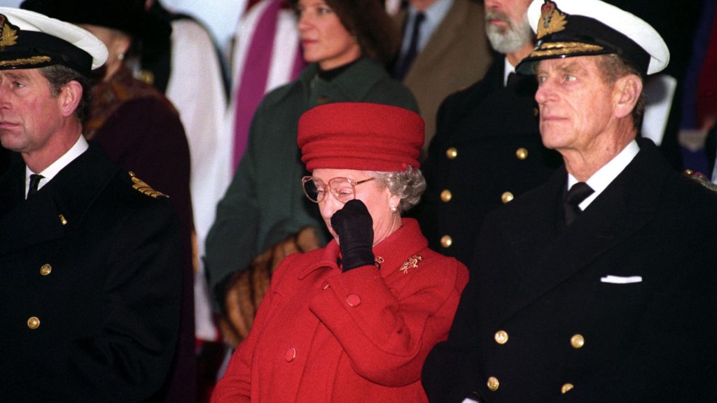 La Reina Isabel II llorando durante el desmantelamiento del yate Britannia