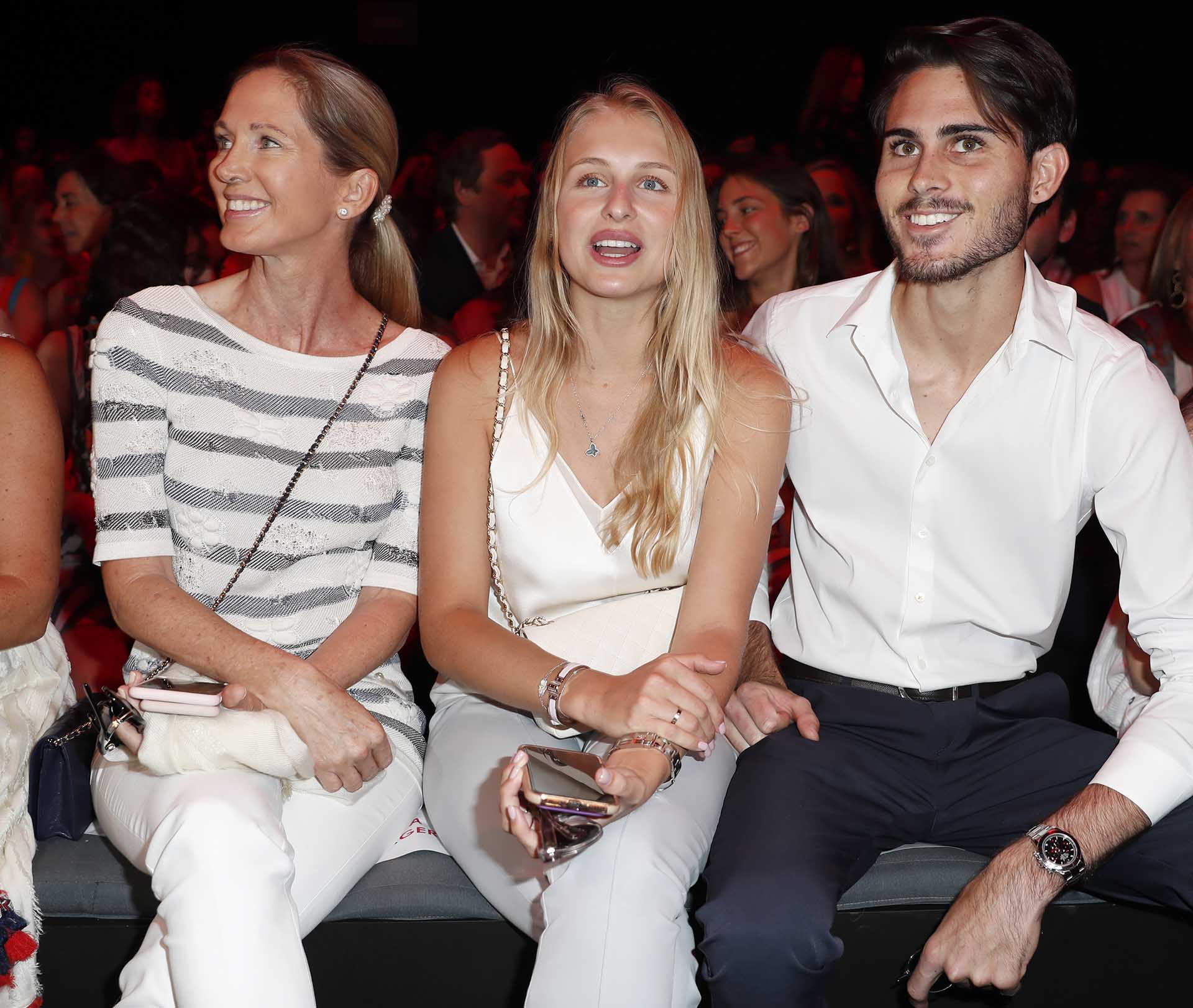 Miranda Rijnsburger acude a la Madrid Fashion Week en 2019 junto a su hijo