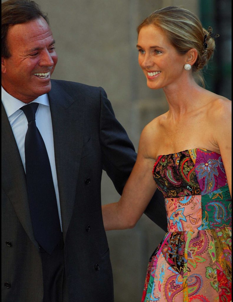Miranda Rijnsburger con un vestido palabra de honor de Oscar de la Renta en la boda de Ana Aznar y Alejandro Agag.