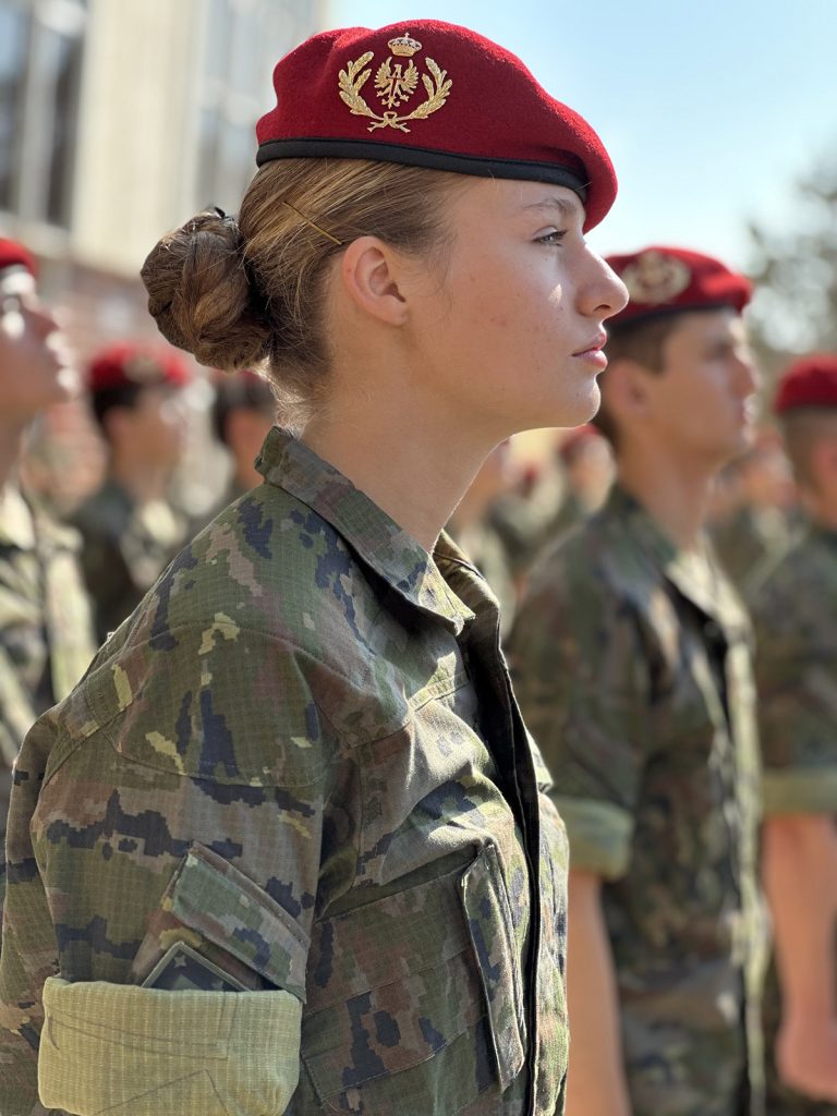 la princesa leonor con boina y uniforme durante la instruccion militar