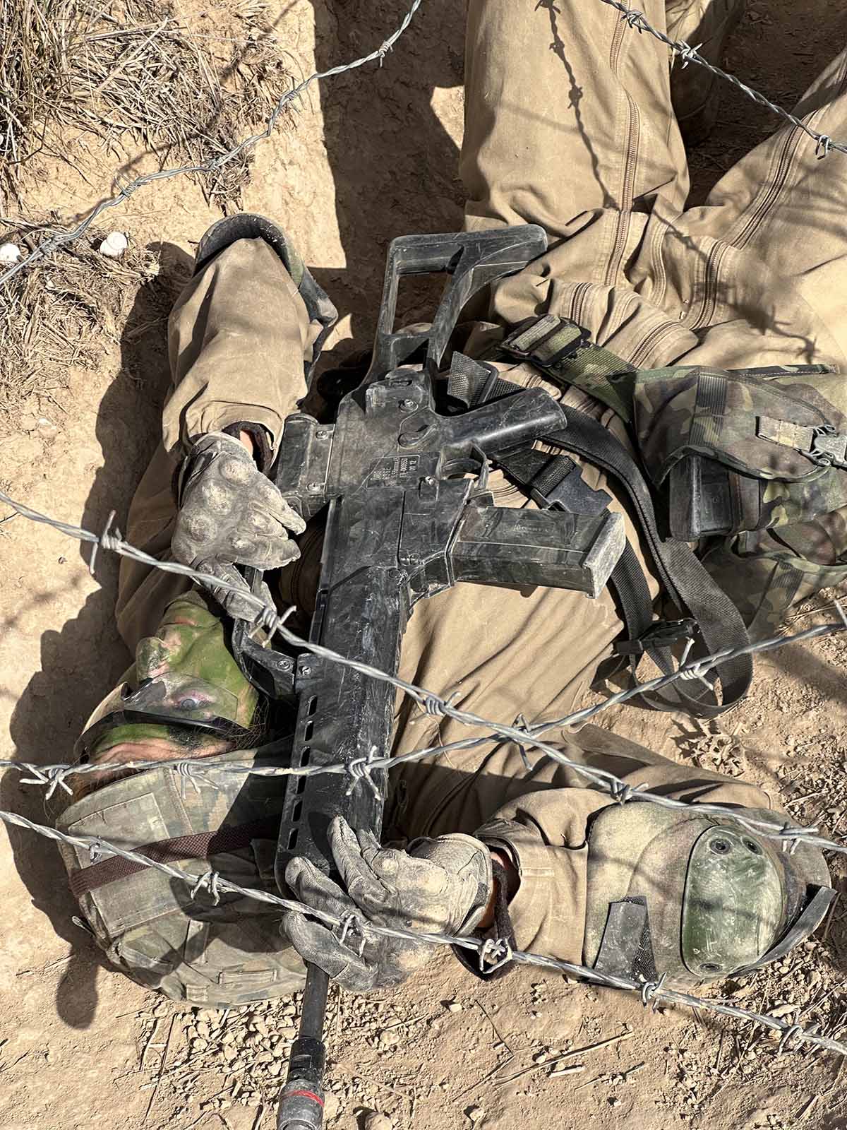 la princesa leonor con la cara pintada de verde y su fusil en la instruccion militar