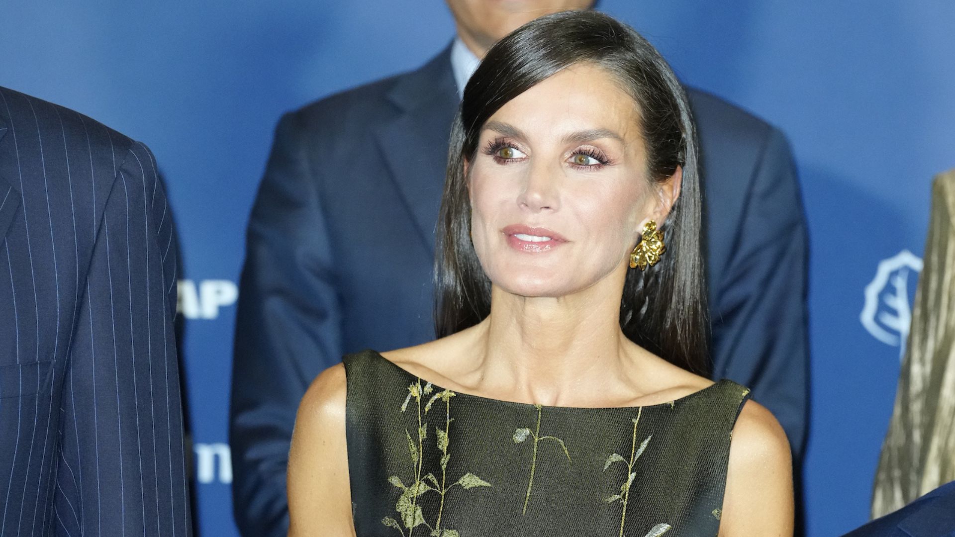 Letizia sorprende con un estilo ‘lady’ (y con trenzas) en Barcelona