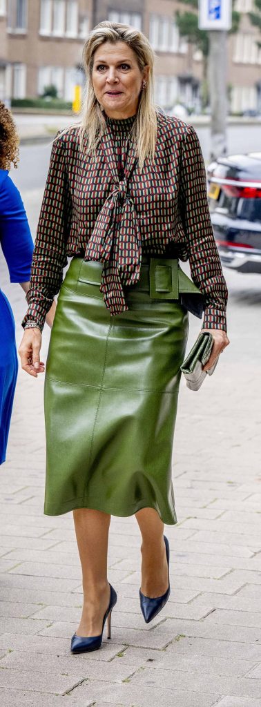 maxima de holanda con blusa de lazada y falda de piel verde
