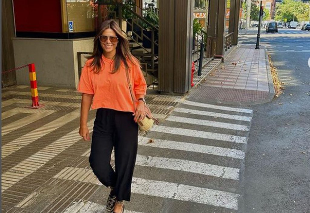 Nuria Roca con pantalones culotte en color negro