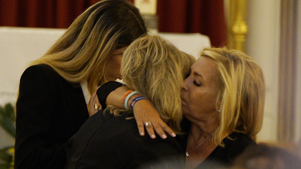 El cariñoso abrazo que se han dado Terelu y Carmen Borrego en el funeral de su madre