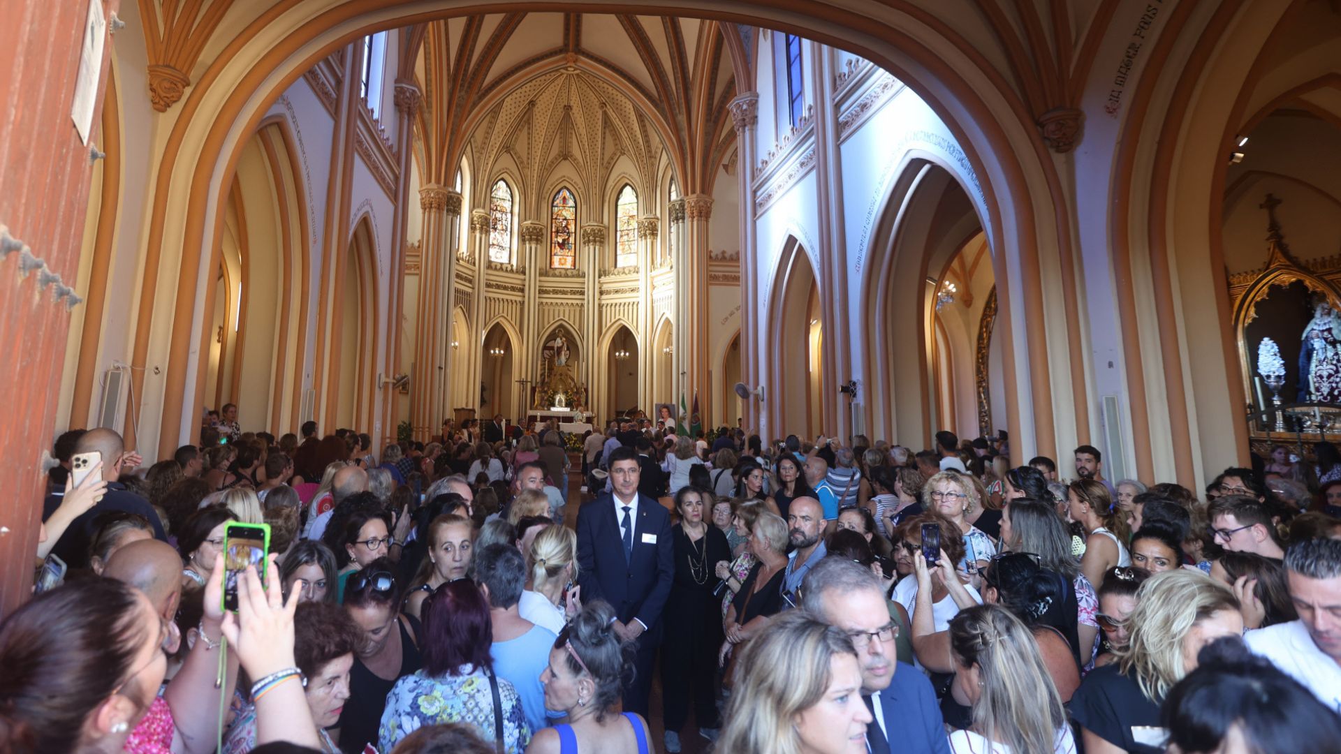 La Iglesia de San Pablo abarrotada en el último adiós a María Teresa Campos