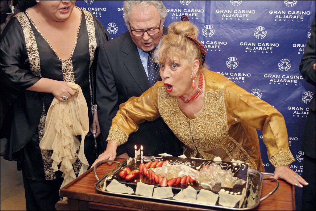 María Jiménez soplando una tarta.