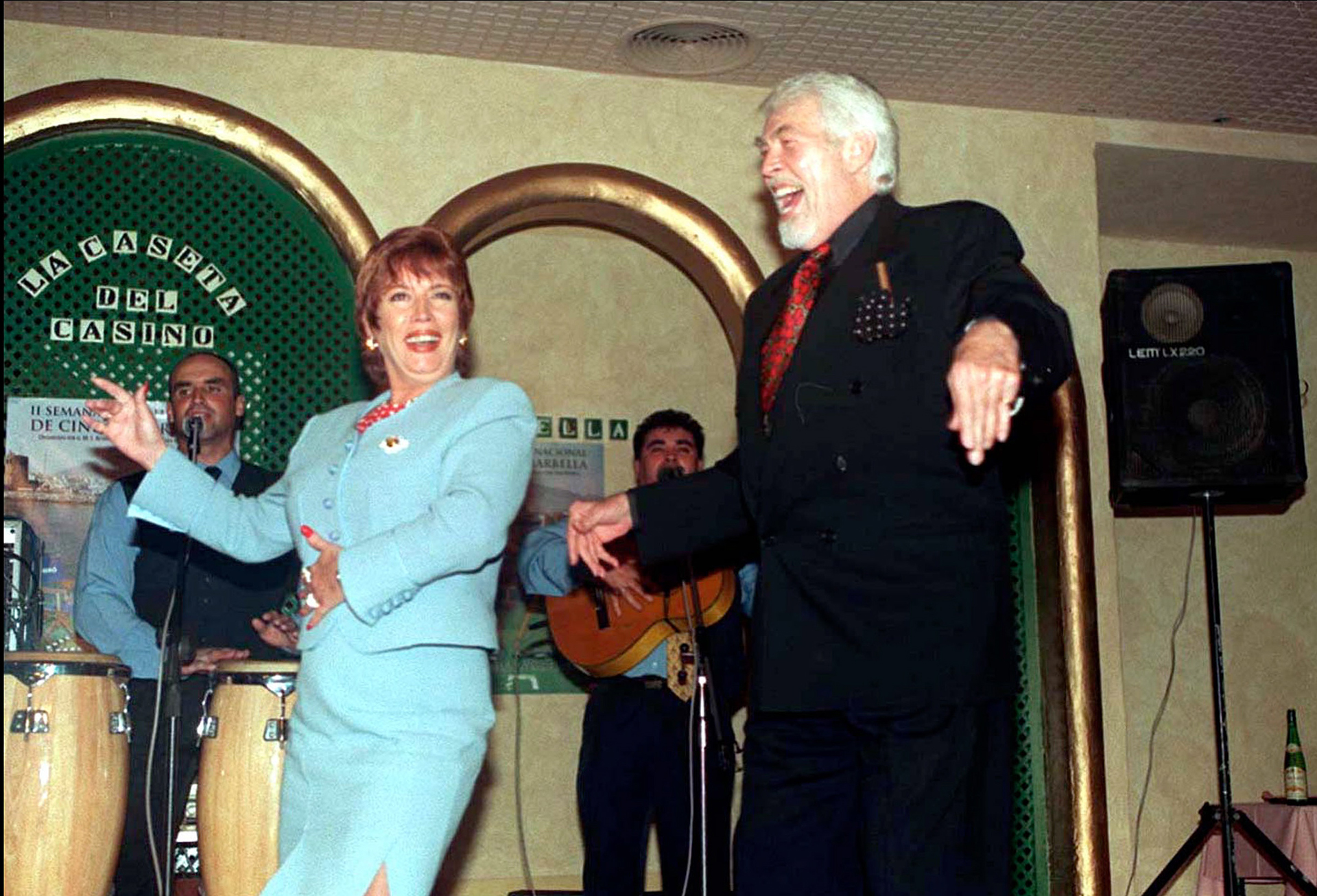 James Coburn y María Jiménez bailando.