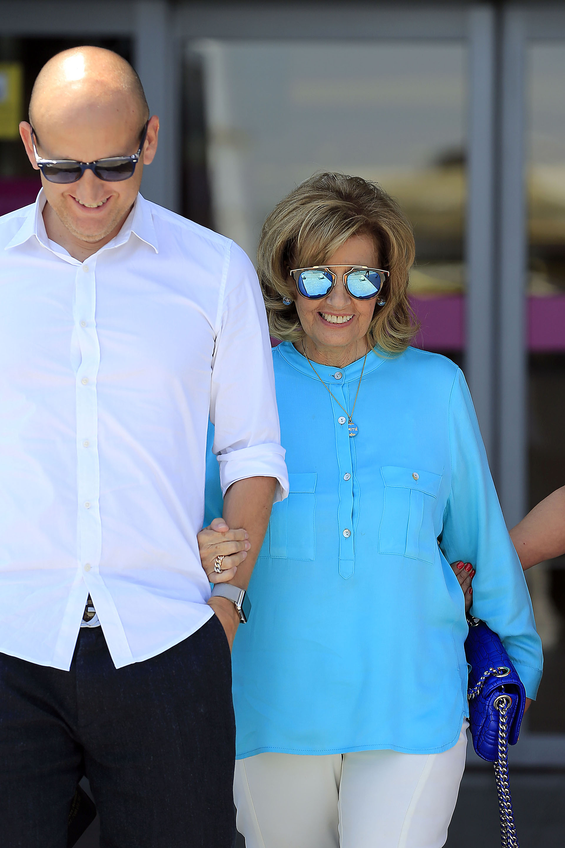 María Teresa Campos y Gustavo caminan de la mano.