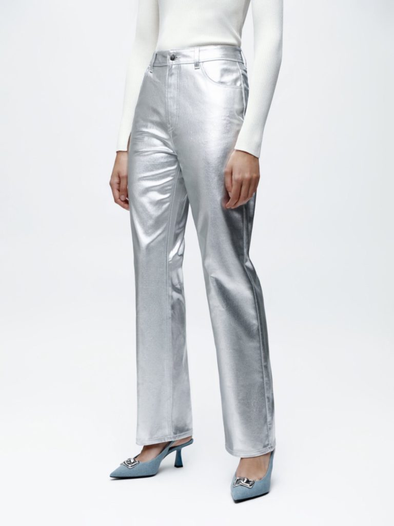 Pantalón metalizado en color plata de Lefties. 