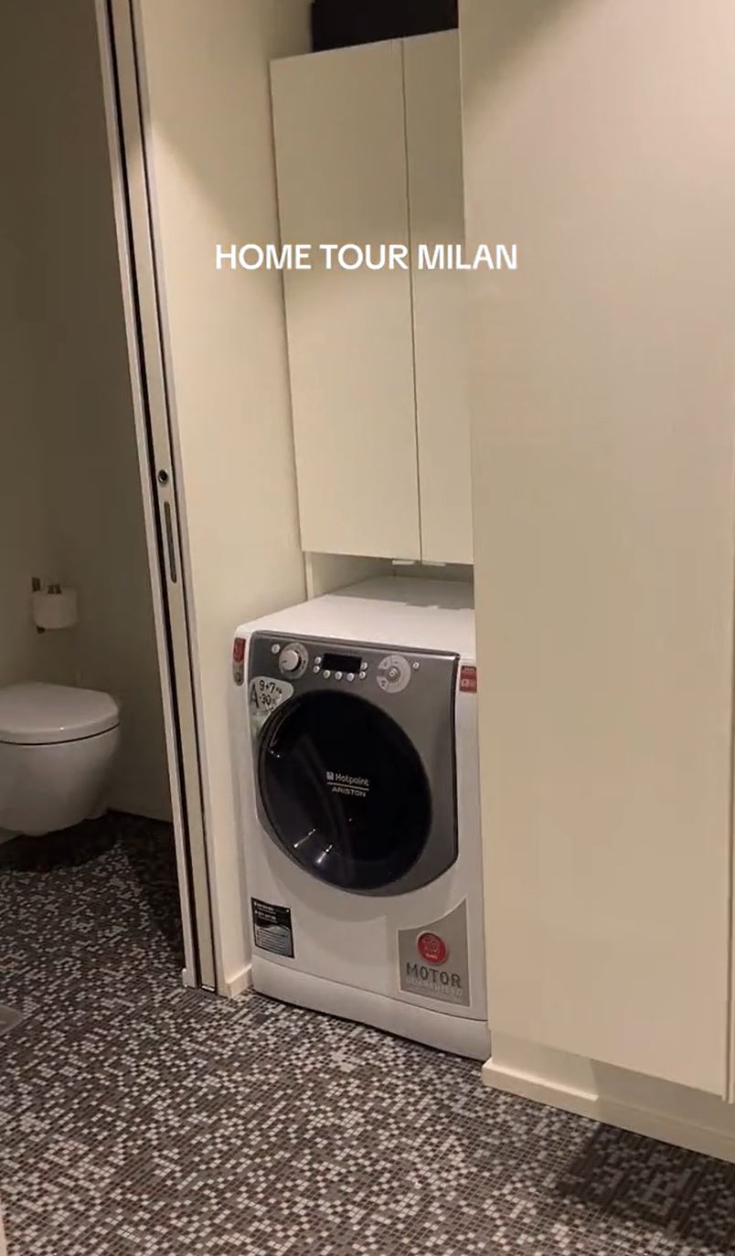 baño y espacio para lavar la ropa cuando abres el espejo