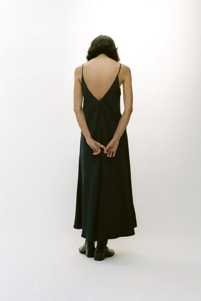 Vestido negro hecho de satén de Zara
