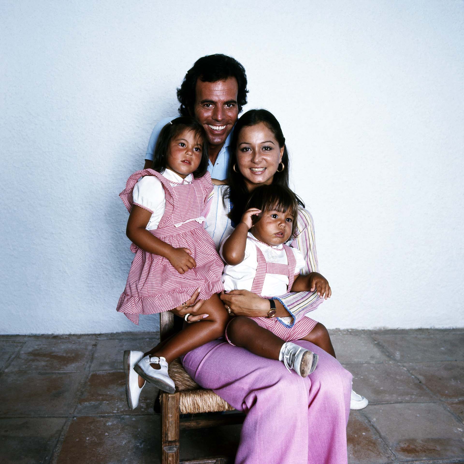 Julio Iglesias e Isabel Preysler con sus hijos Julio José y Chábeli