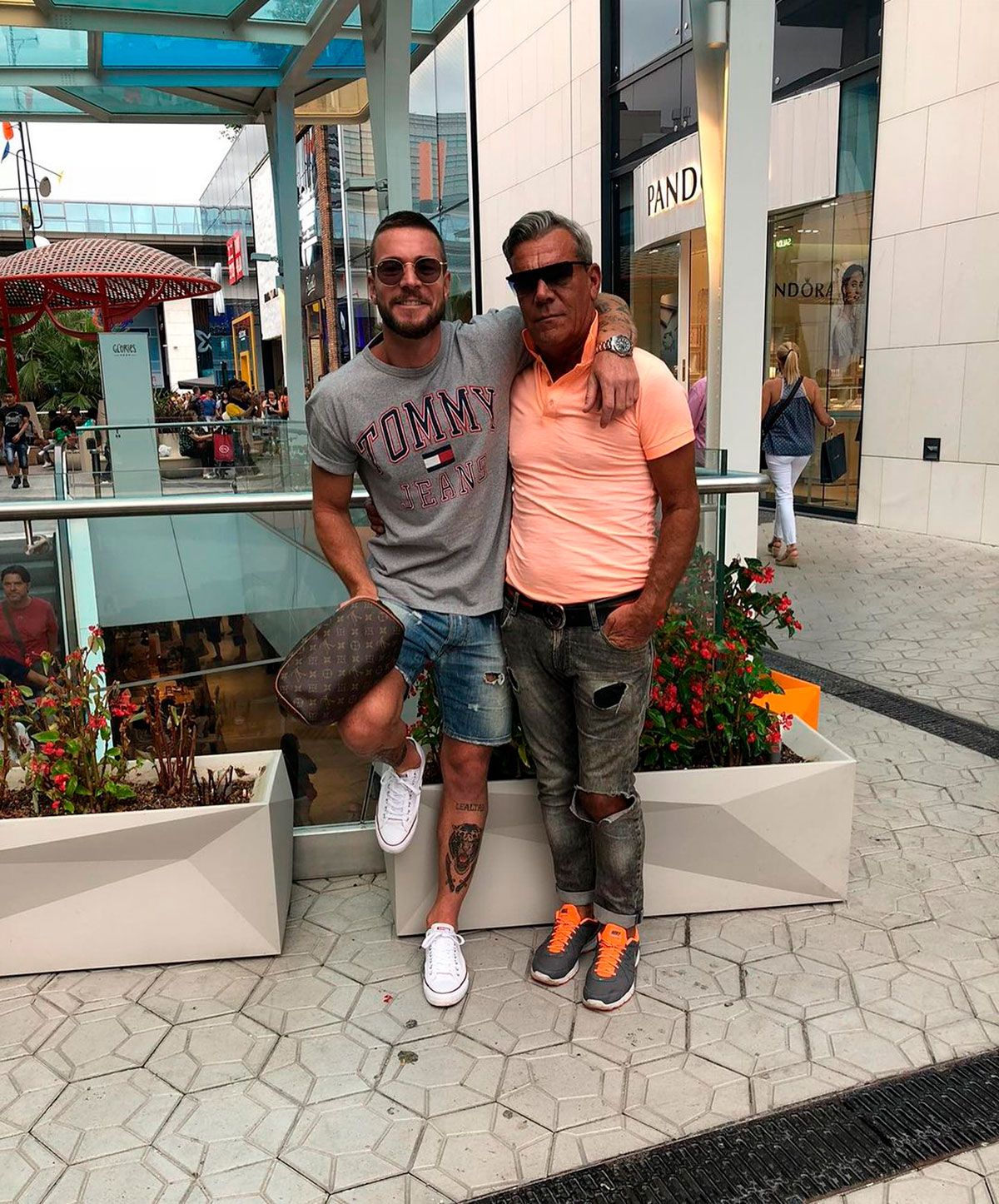 Tony Spina posa con su padre en un centro comercial