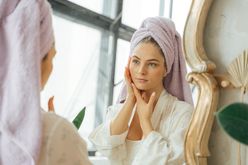 La limpieza facial evita el envejecimiento acelerado