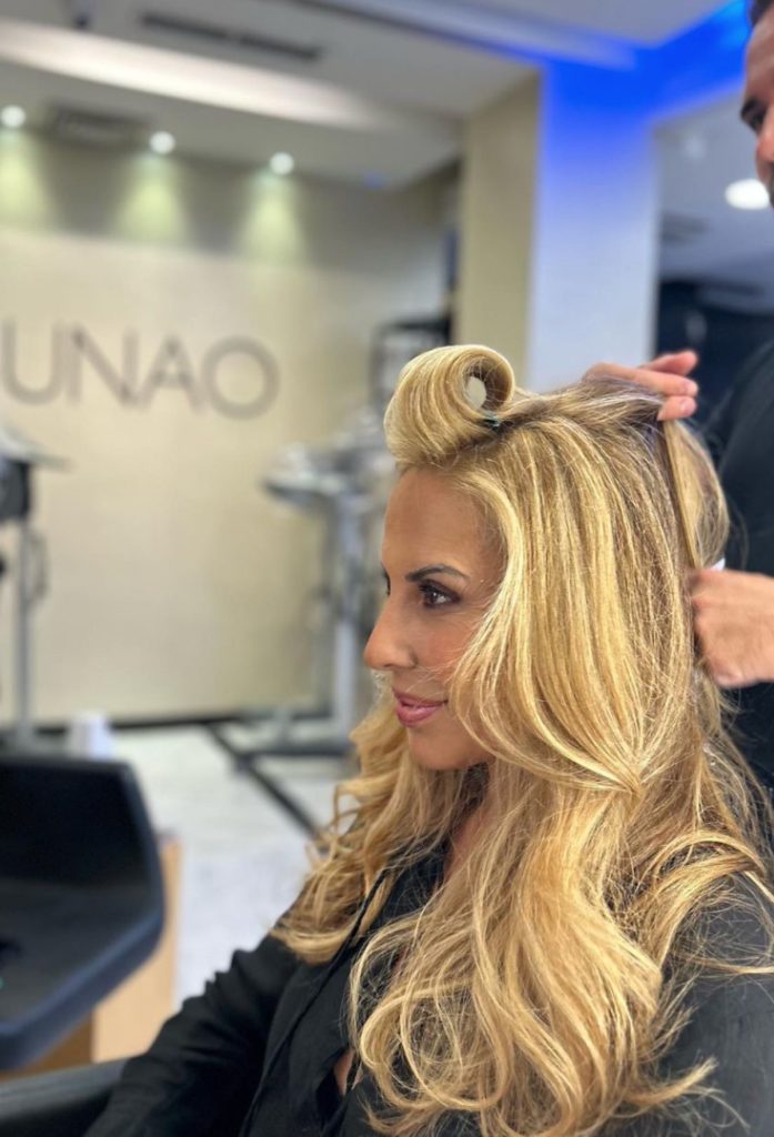 Marta Sánchez haciéndose un cambio de look en la peluquería 