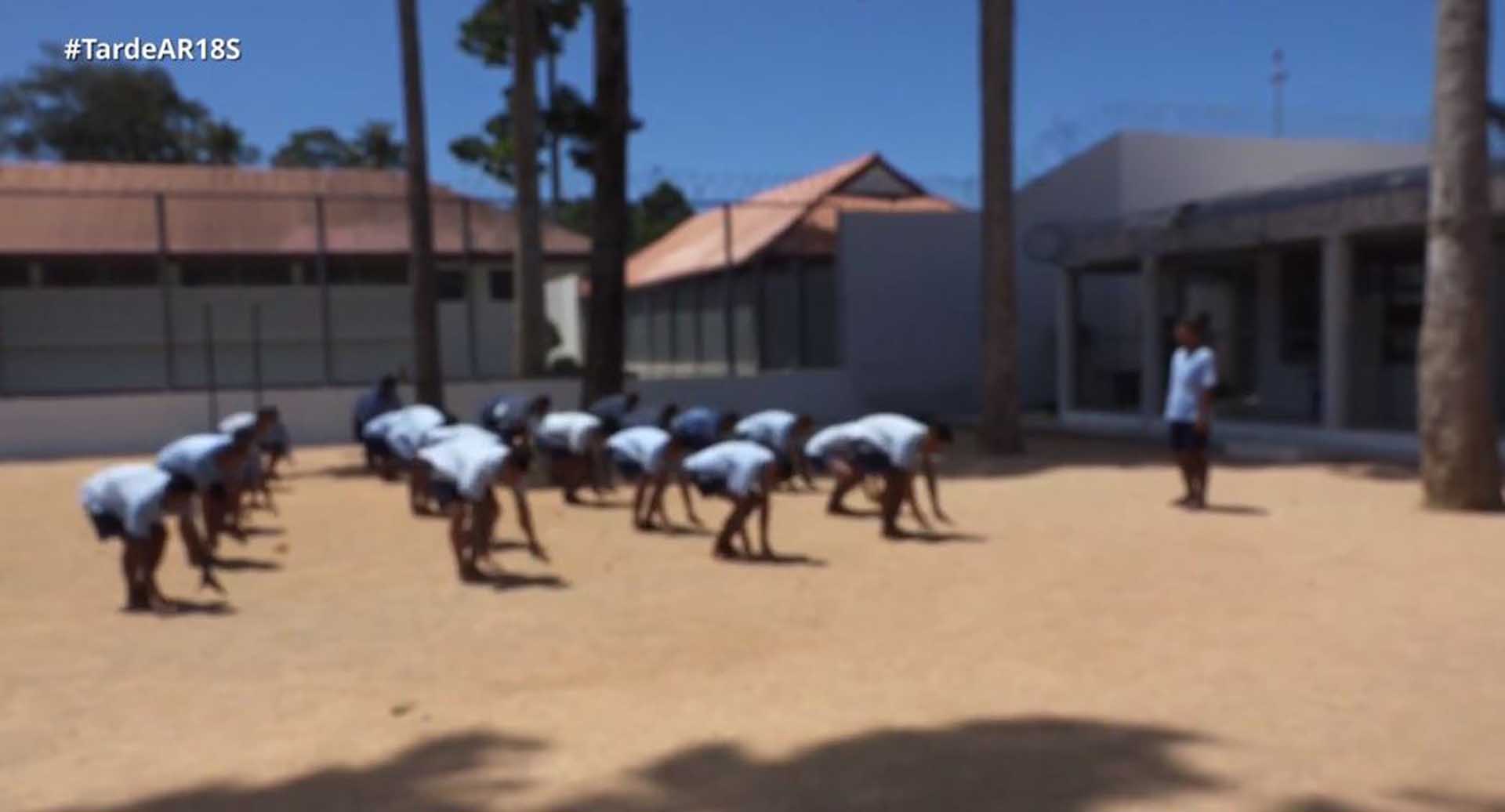 Los presos haciendo ejercicio en la cárcel de Koh Samui