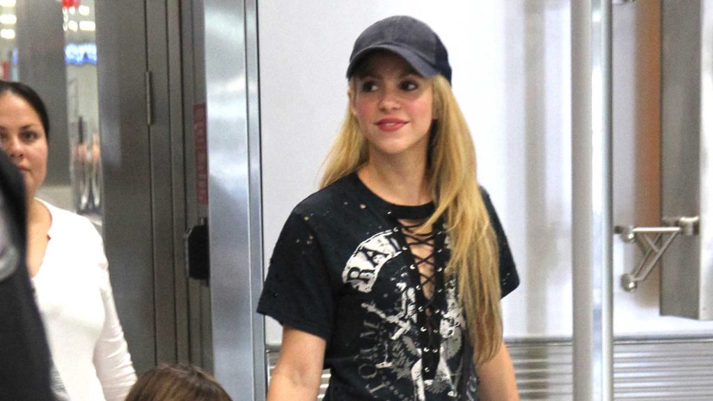 Shakira y Lili Melgar en el aeropuerto de Miami mientras está con uno de sus hijos 