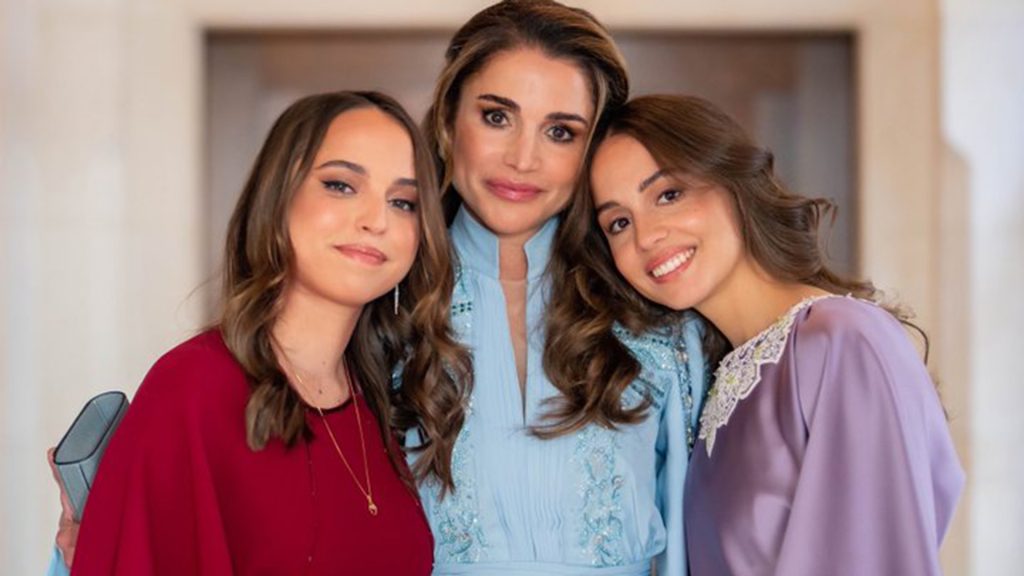 Rania de Jordania felicita a sus hijas en pleno síndrome del nido vacío