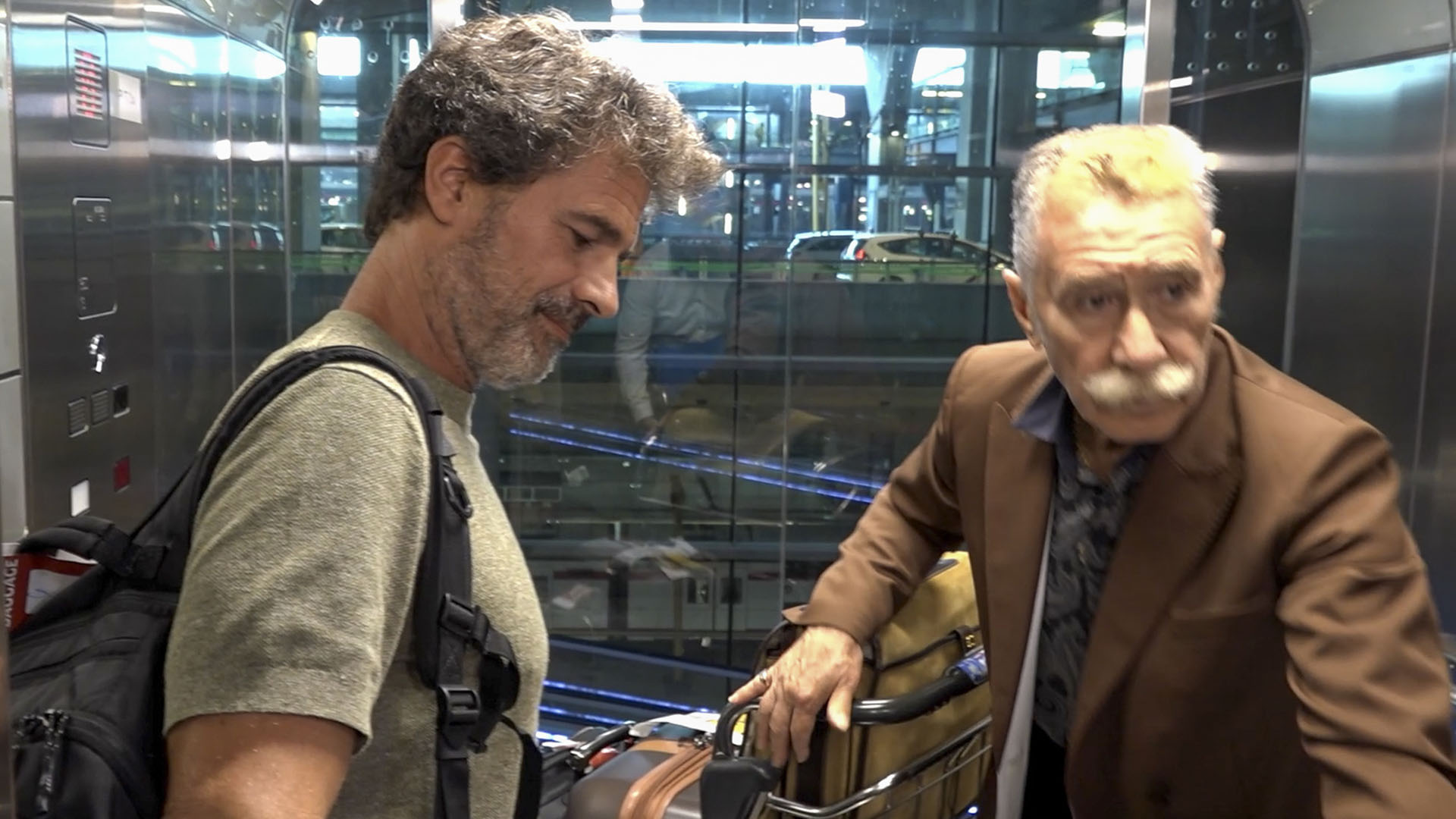 Rodolfo Sancho junto a su abogado en el aeropuerto de Madrid