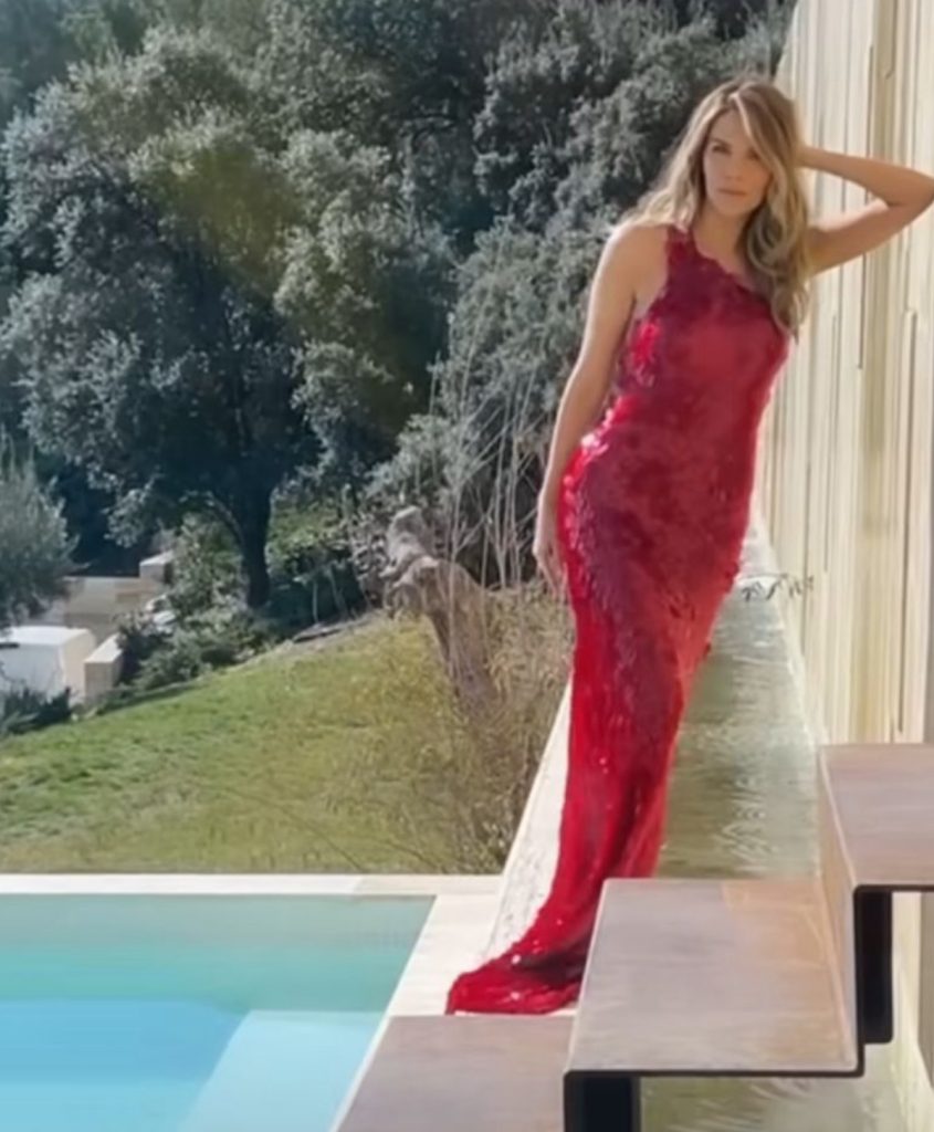 Rosanna Zanetti con un vestido de lentejuelas rojo 