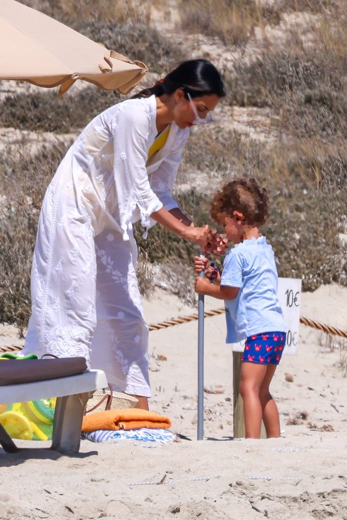 Sassa de Osma con un vestido blanco en Ibiza 2023