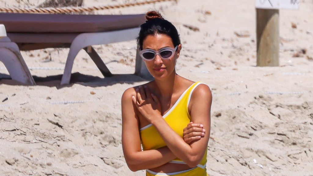Sassa de Osma, pillada en bañador luciendo barriguita de embarazada mientras disfruta de Ibiza 