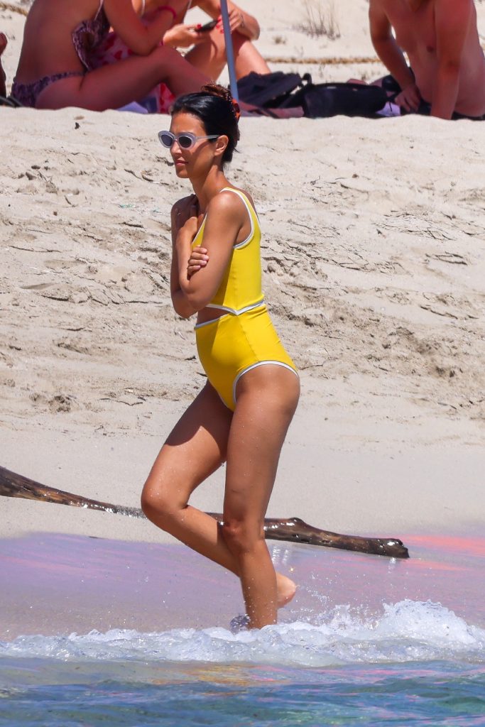 Sassa de Osma presume de embarazo con un bañador amarillo durante sus vacaciones en Ibiza 