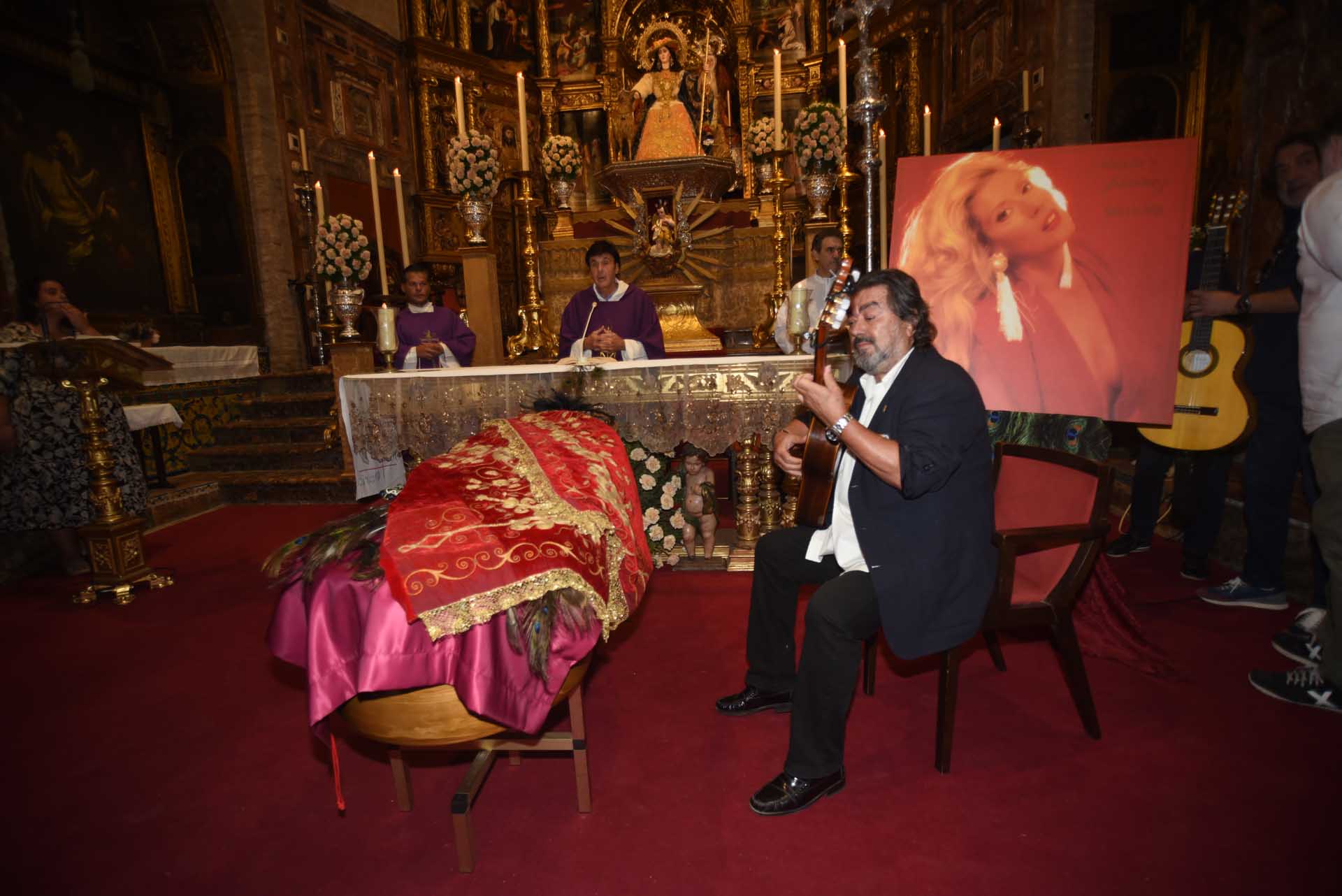 Un cantante sorprende a todos demostrando su arte en la misa funeral de María Jiménez