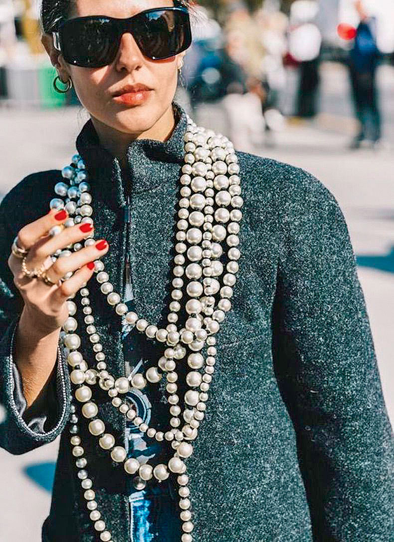 Sara Escudero con collar de perlas