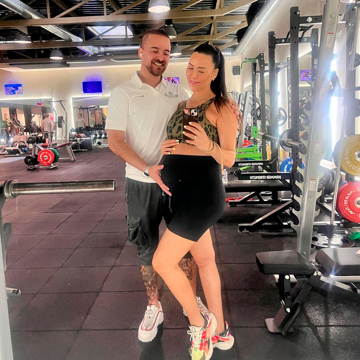 Vania Millán posa junto a su marido en el gimnasio