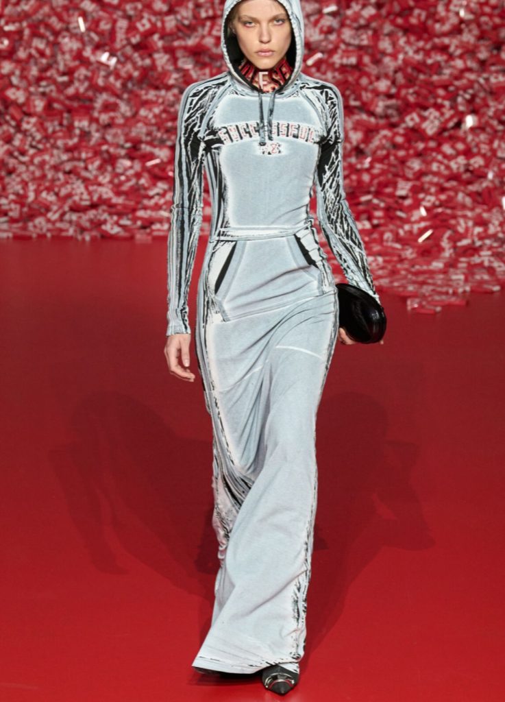 Vestido con capucha de la firma Diesel