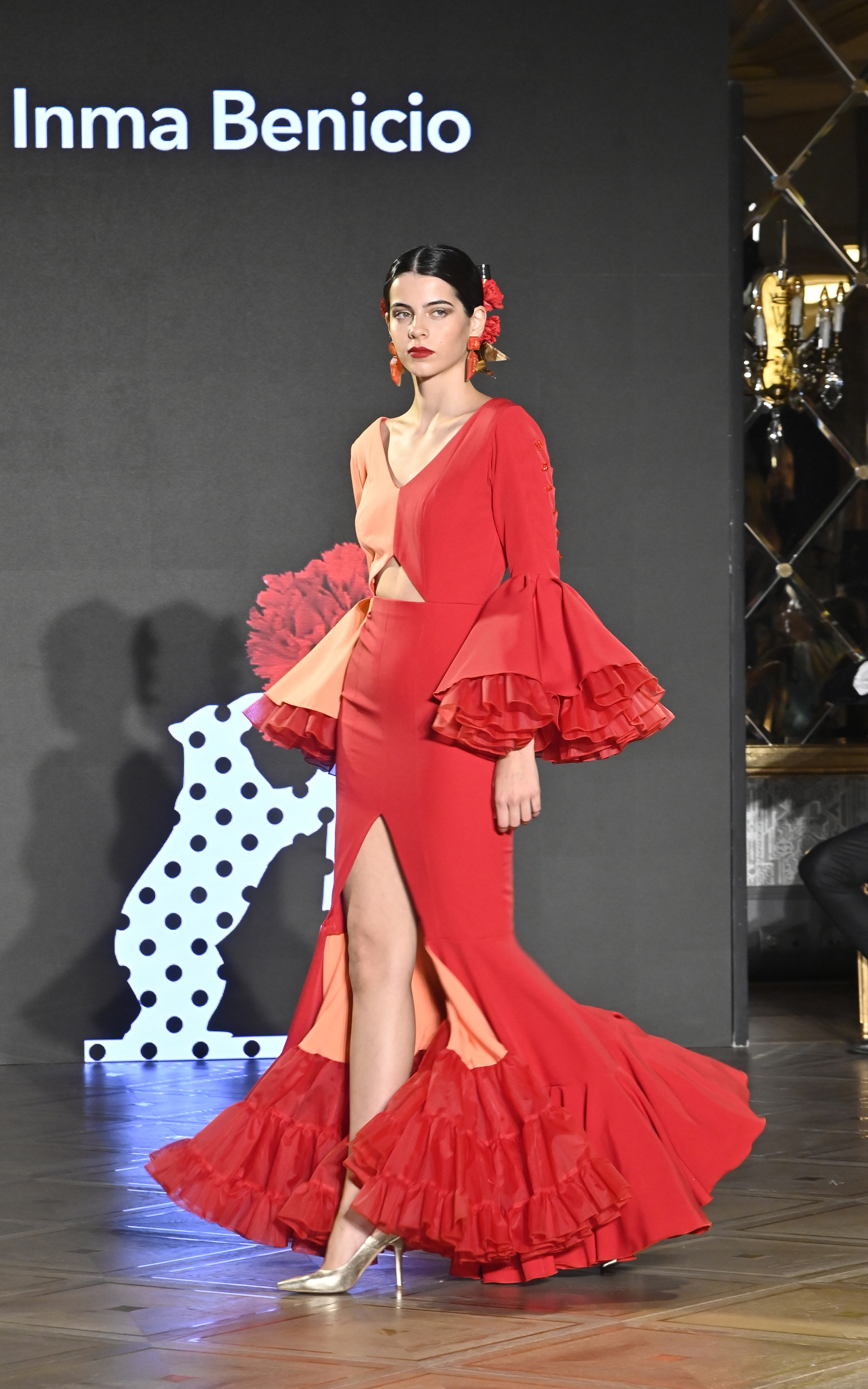 Modelo con traje de flamenca en SIMOF Madrid 2023.