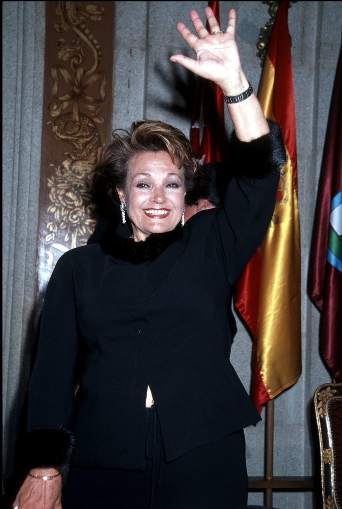 Carmen Sevilla saludando. 