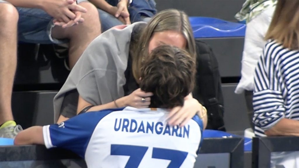 El apasionado beso entre Pablo Urdangarin y su novia en su último partido
