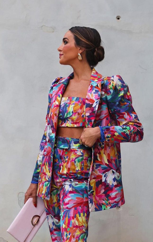 Rocío Osorno traje multicolor
