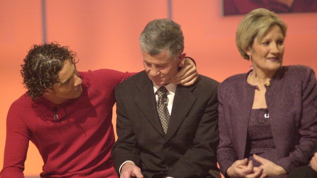 David Bisbal, con sus padres, en el plató de la primera edición de 'Operación Triunfo', en el año 2001, el concurso donde saltó a la fama