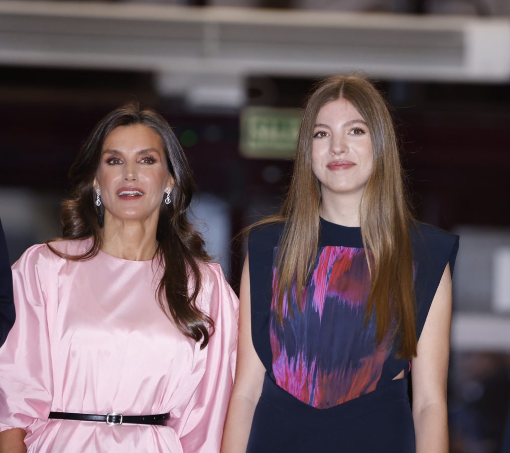 La Reina Letizia y la Infanta Sofía en el concierto previo a los Premios Princesa de Asturias.