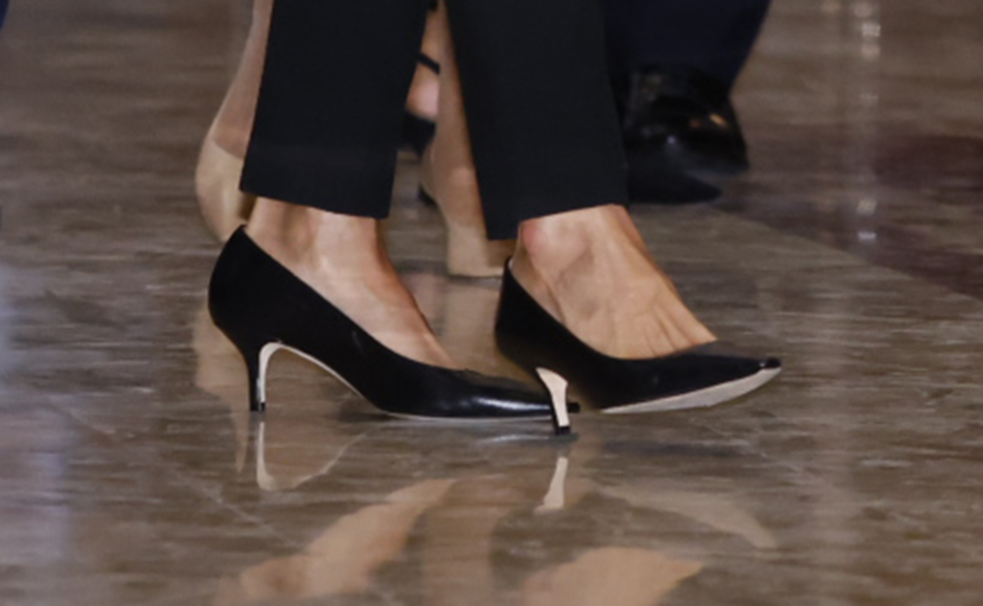 Los zapatos de la Reina Letizia en el concierto previo a los Premios Princesa de Asturias.