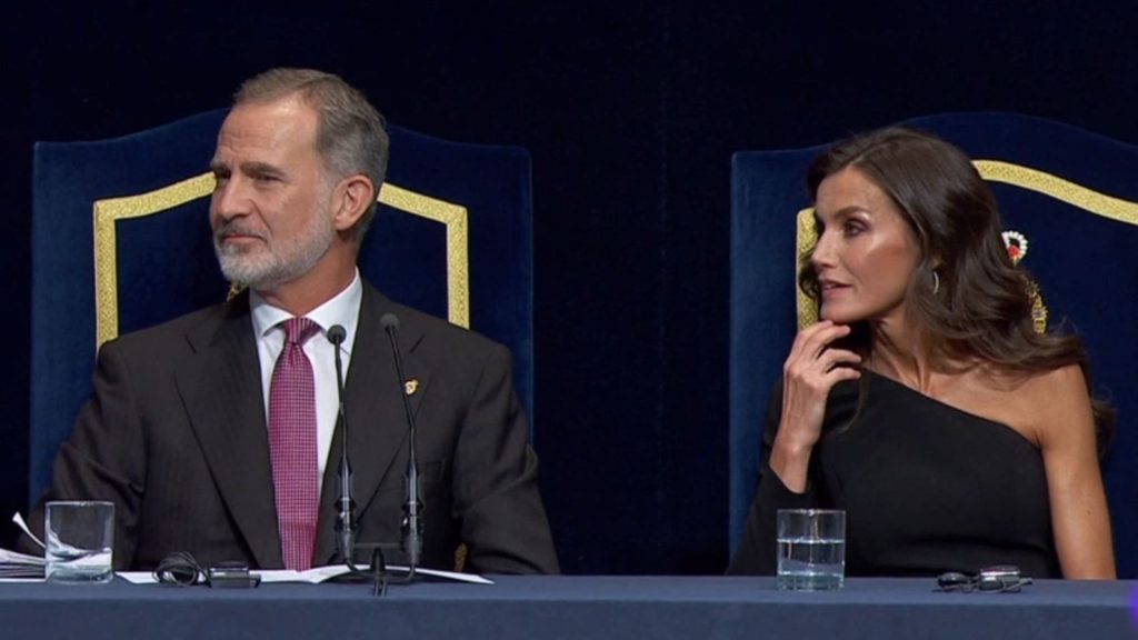 Los Reyes observan muy atentos a la Princesa Leonor durante su discurso en los Premios Princesa de Asturias