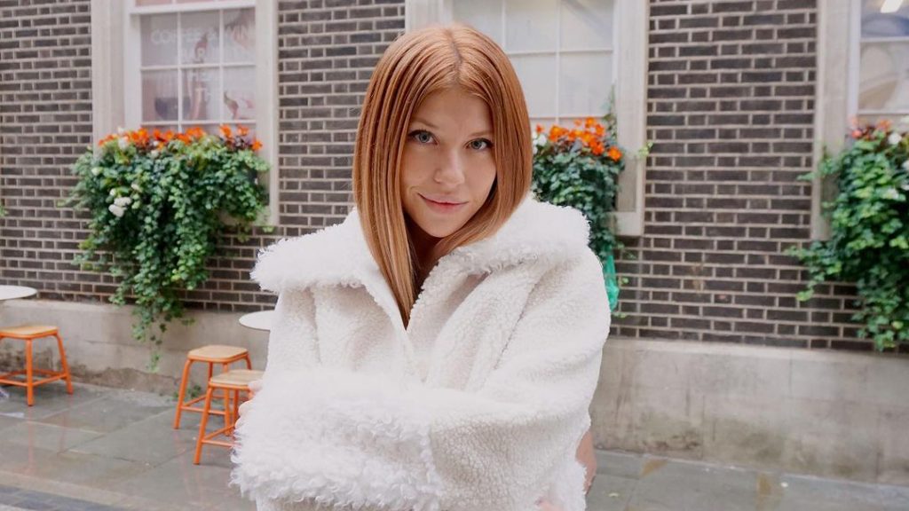 Anita Matamoros, la más trendy de Londres con su conjunto vaquero y un abrigo 'faux fur' muy de moda