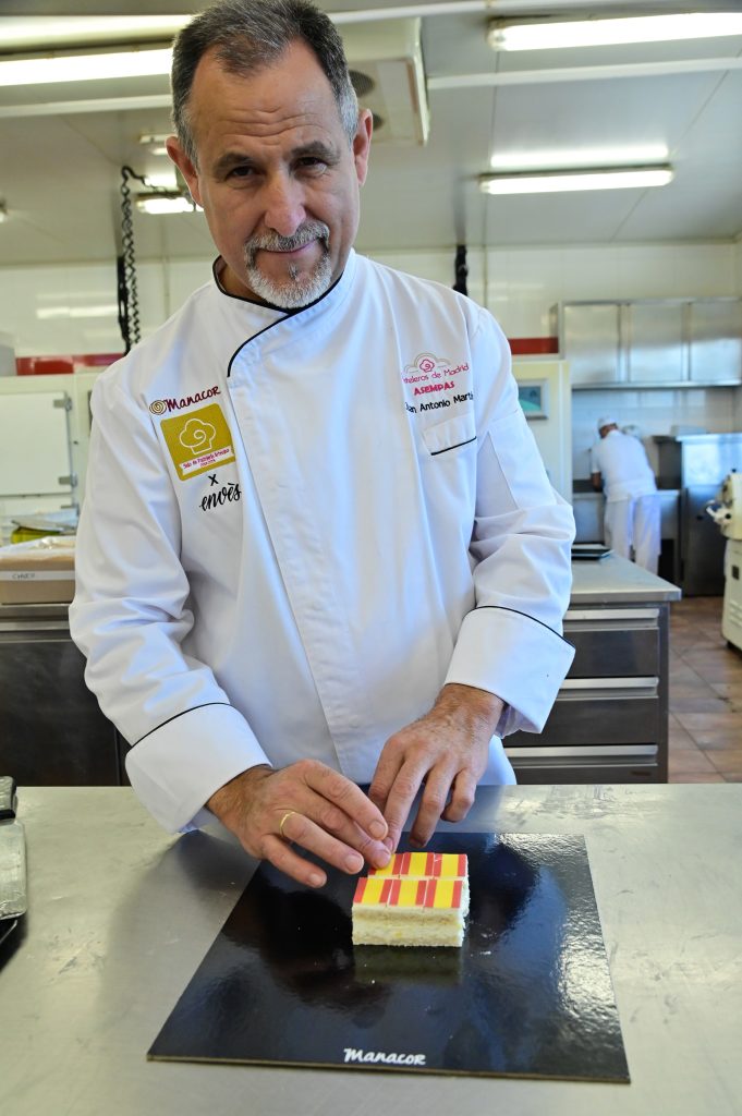 El chef Juan Antonio Martín con el postre homenaje a la Princesa Leonor.