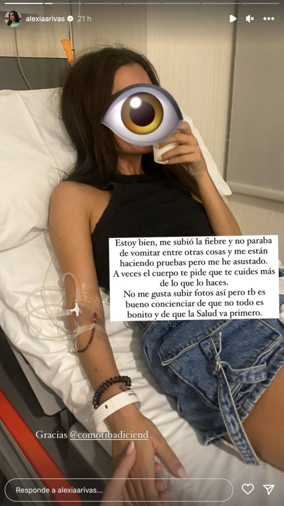 Alexia Rivas en la camilla de un hospital.