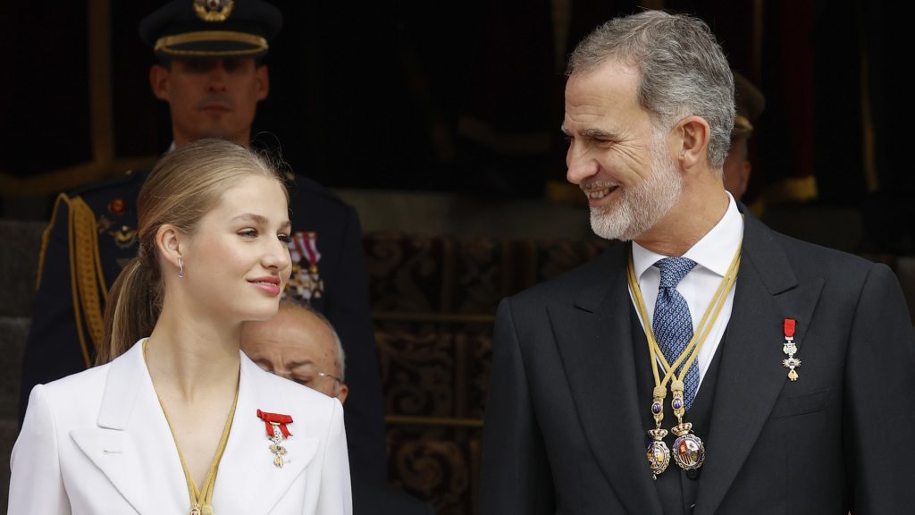 La bonita complicidad del Rey Felipe VI y Leonor: así le da pautas antes del brindis en el Palacio Real