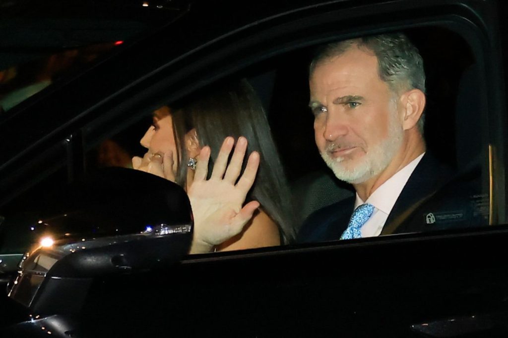 Los Reyes Felipe y Letizia y el Rey Juan Carlos llegan (por separado) a la fiesta del 18 cumpleaños de Leonor