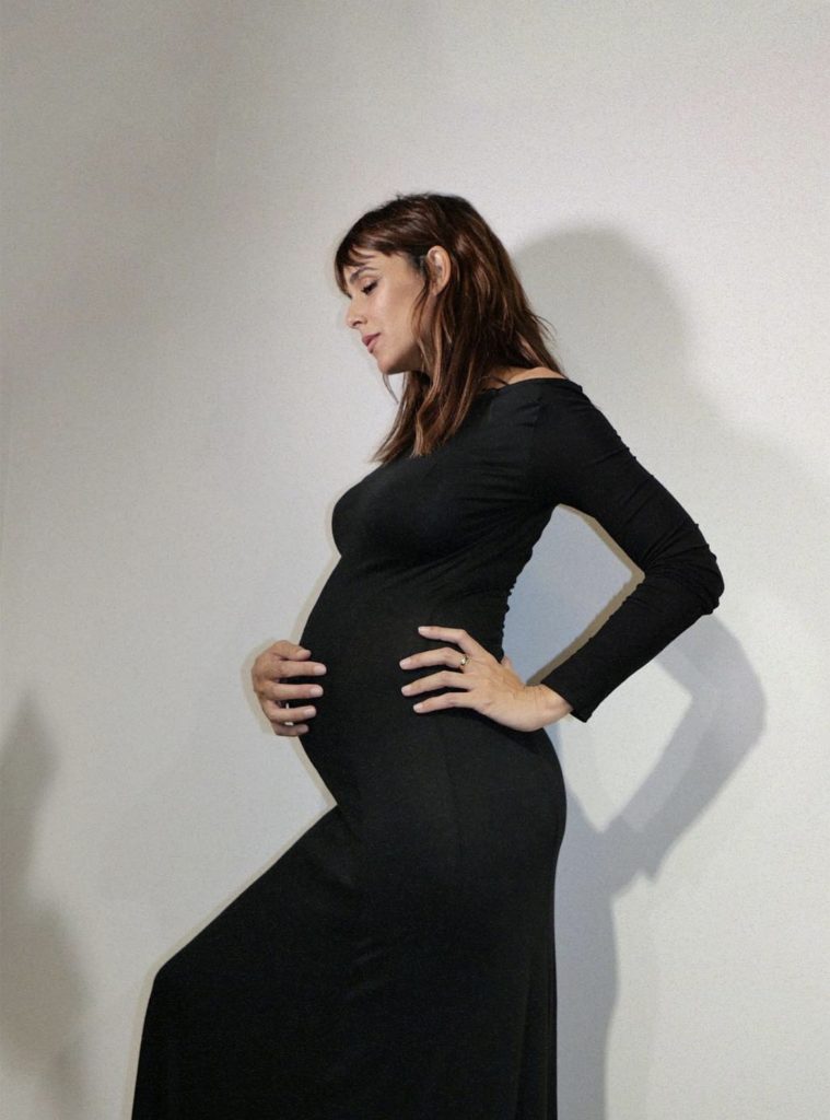 Belén Cuesta luce su tripa de embarazada.