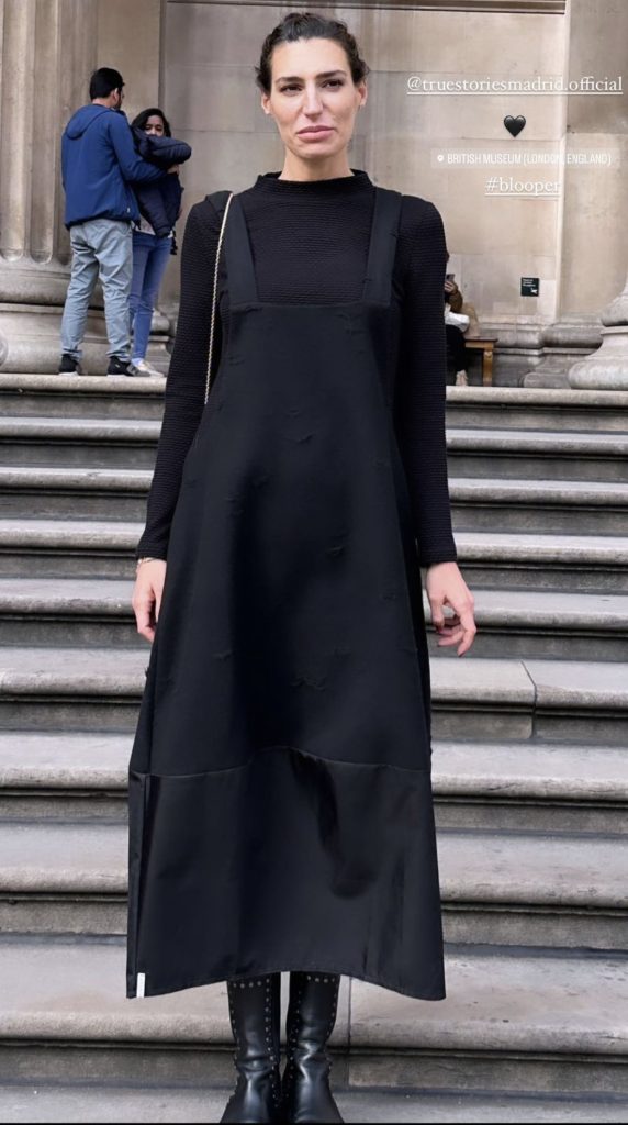 El total black look de Eugenia Osborne en Londres