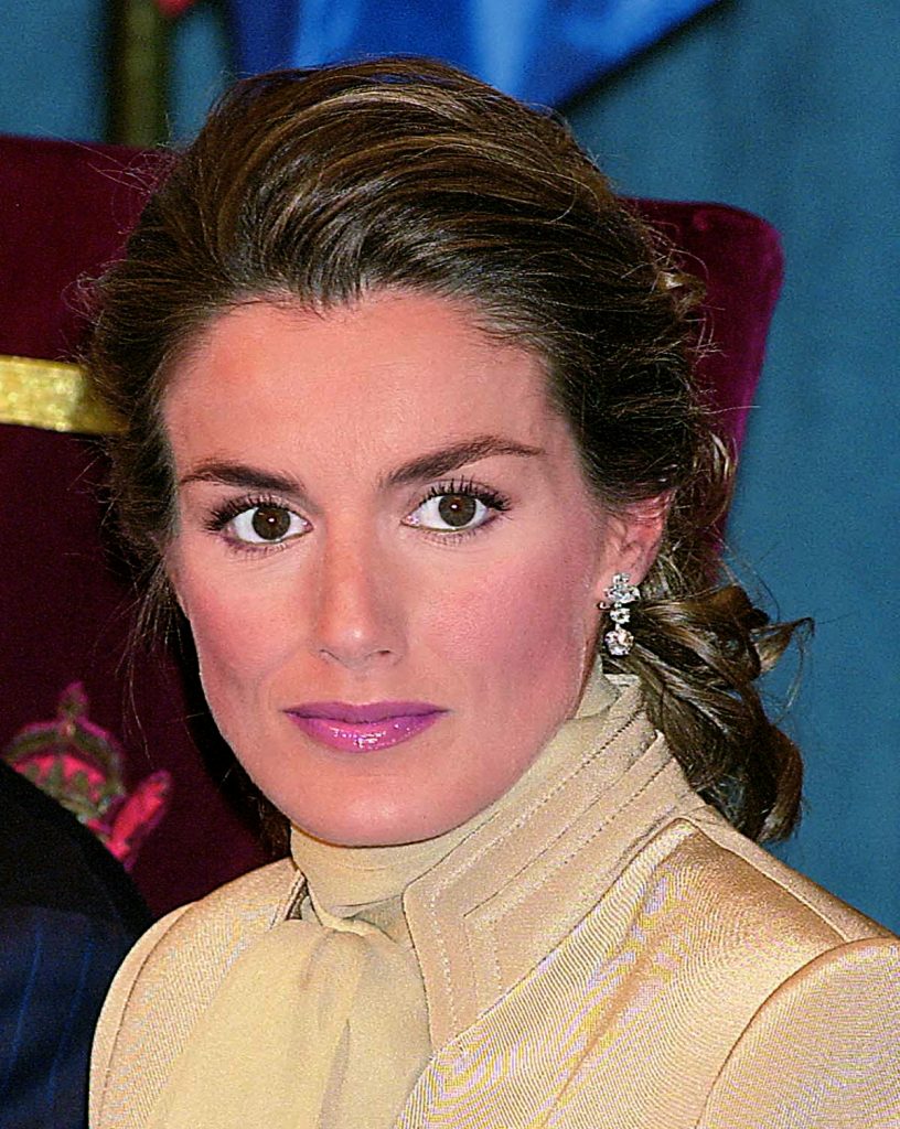 la reina letizia con los pendientes de brillantes que le regalaron sus suegros por su boda