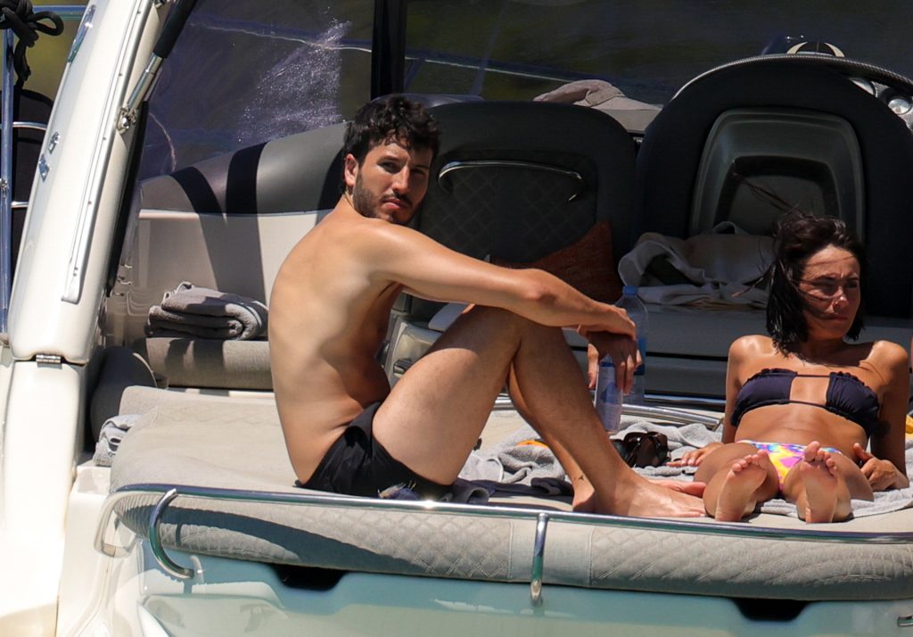 Aitana y Sebastián Yatra, en un barco durante sus vacaciones de verano.