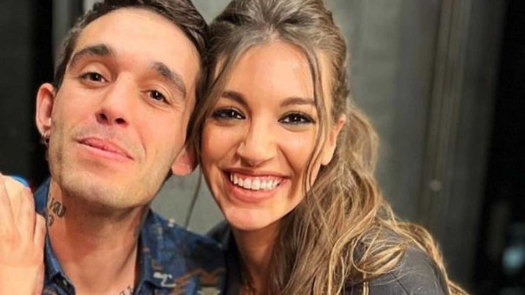 Ana Guerra y Víctor Elías sonrientes en una foto de redes sociales.